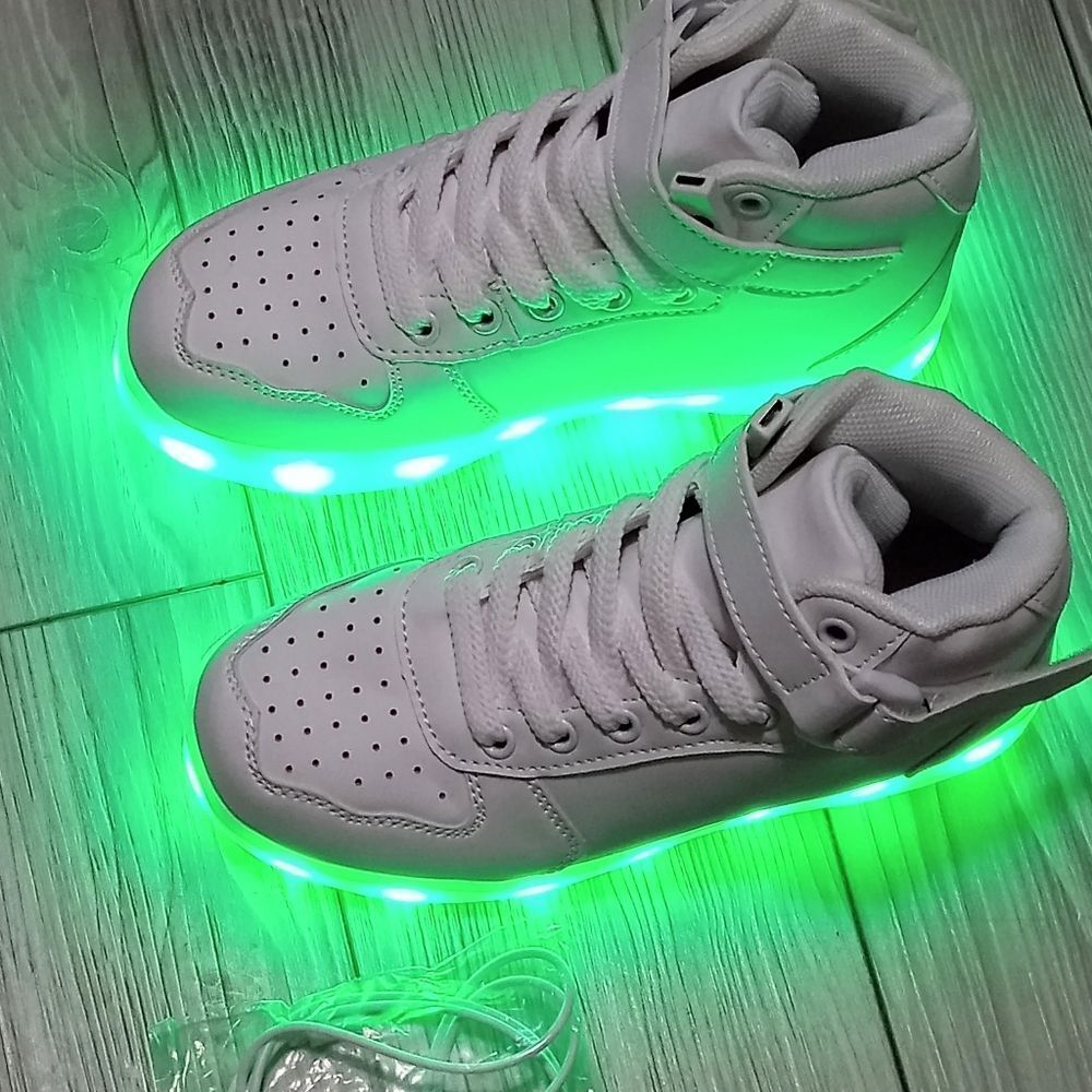 (S-4489) Kid's Glow Sneakers Sz 33 (2)